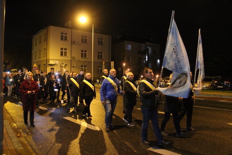Tarnów. Procesja różańcowa ulicami miasta