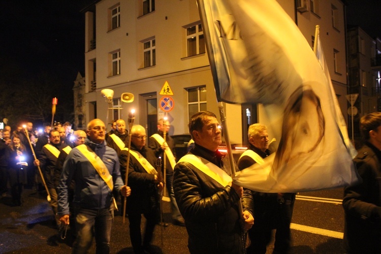 Tarnów. Procesja różańcowa ulicami miasta