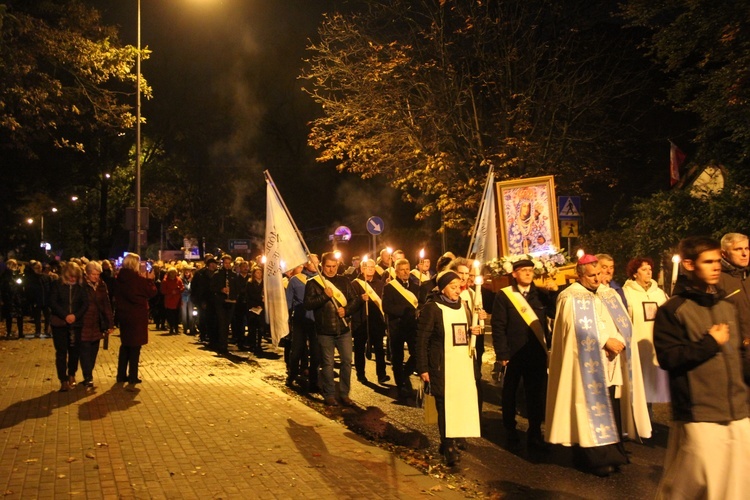 Tarnów. Procesja różańcowa ulicami miasta