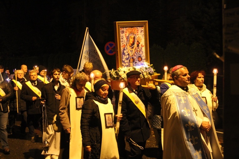 Tarnów. Procesja różańcowa ulicami miasta