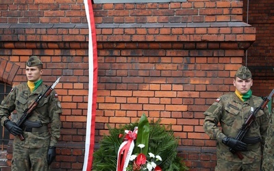 Tablicę umieszczono na budynku szkoły.