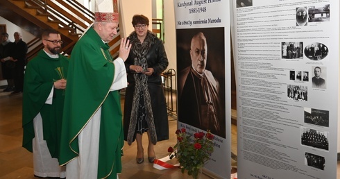 Bp Wiesław Szlachetka pobłogosławił wystawę.