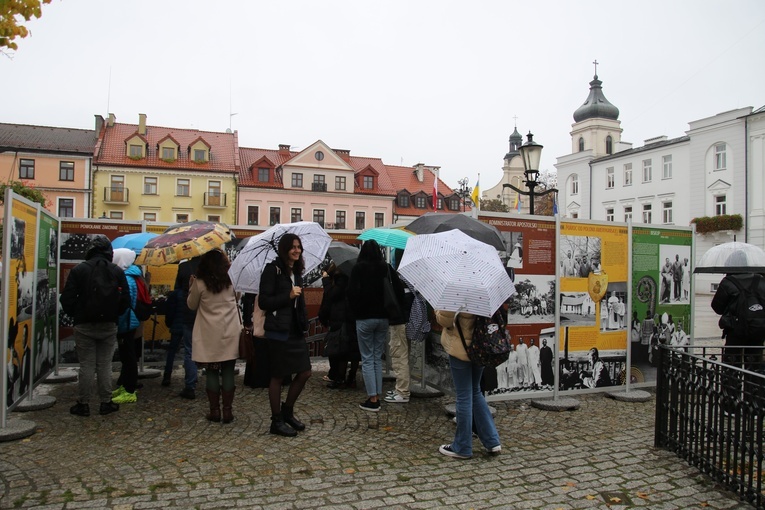Płock. Wystawa o kard. A. Kozłowieckim