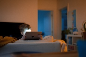Nadużywanie internetu, szkodliwe treści, działania przemocowe. Jak uchronić dzieci w Internecie? 