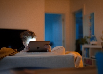 Nadużywanie internetu, szkodliwe treści, działania przemocowe. Jak uchronić dzieci w Internecie? 