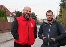 Do udziału w konferencji zapraszają ks. Damian Drabikowski i Mariusz Mędra.