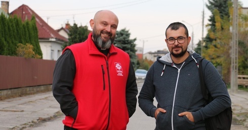 Do udziału w konferencji zapraszają ks. Damian Drabikowski i Mariusz Mędra.