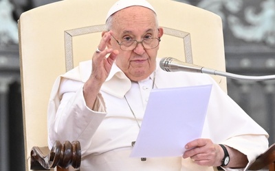 Papież podpisał usprawiedliwienie nieobecności na uczelni najmłodszemu uczestnikowi synodu