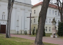 Kościół szkolny w Pułtusku i przylegający do niego gmach dawnego kolegium, obecnie liceum ogólnokształcącego.
