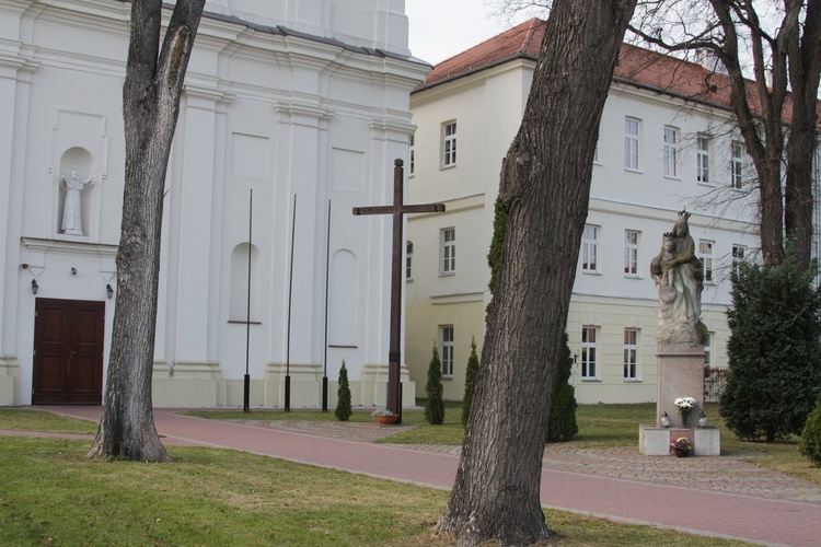 Kościół szkolny w Pułtusku i przylegający do niego gmach dawnego kolegium, obecnie liceum ogólnokształcącego.