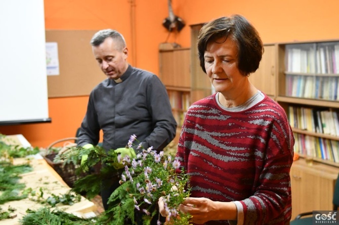 Na parafii zrobilii eko-wianki na groby