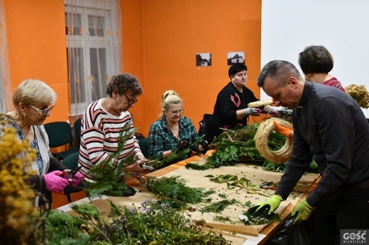 Na parafii zrobilii eko-wianki na groby