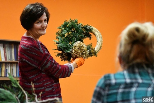 Na parafii zrobilii eko-wianki na groby