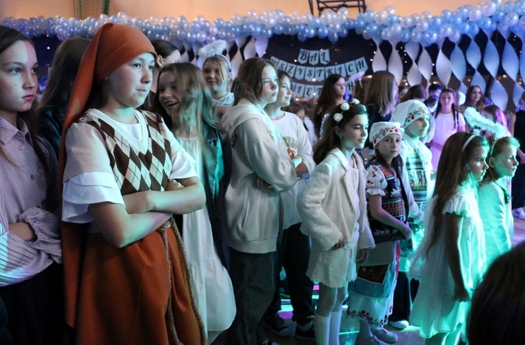 Uczniowie chętnie uczestniczą w balach.