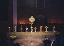 Modlitwie towarzyszą relikwie świętych i błogosławionych.