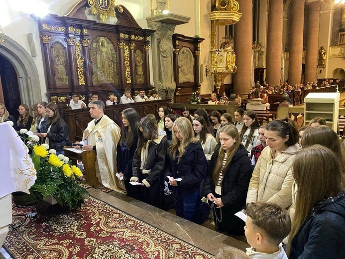 Limanowa. Różaniec misyjny w 12 językach świata