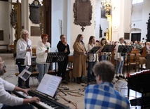 Zespól Boża spRawka prowadzi wielbienia raz w miesiącu w rodzinnej parafii, ale chętnie modli się także z wiernymi w diecezji. Teraz zapraszają "do siebie", do wspólnej modlitwy ze świętymi.