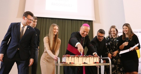 Tort pokroił bp Marek Solarczyk.