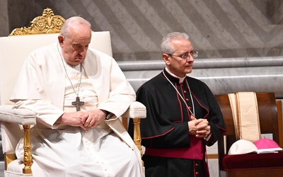 Papież na zakończenie Synodu: Kościół musi adorować i służyć