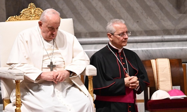 Papież na zakończenie Synodu: Kościół musi adorować i służyć