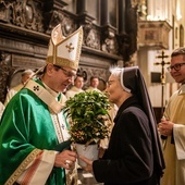 Życzenia solenizantowi złożyli przedstawiciele wiernych, sióstr zakonnych i duchowieństwa.