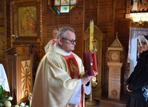 Relikwie parafianom okazał proboszcz ks. Kazimierz Sagan.