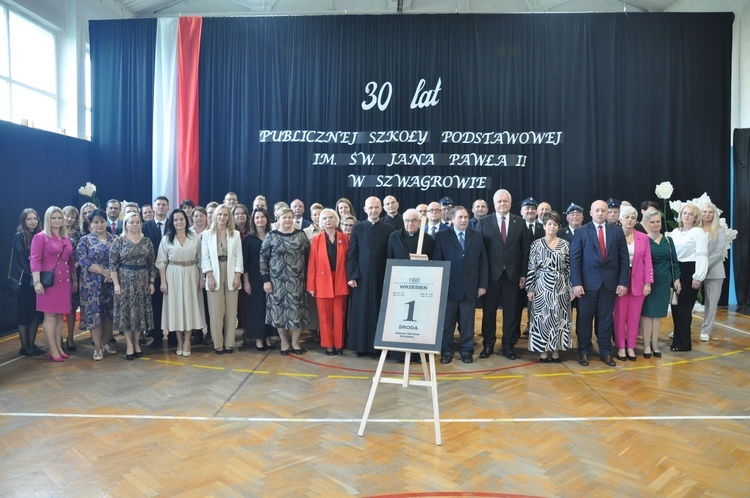 Pamiątkowe zdjęcie uczestników jubileuszu.