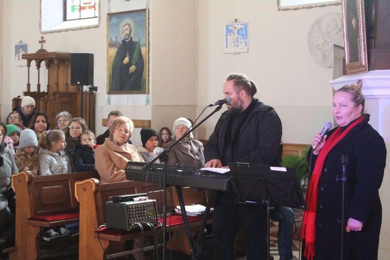 Wierni wysłuchali koncertu pieśni religijnych i patriotycznych w wykonaniu zespołów Bene i Warto Żyć oraz Marty i Pawła Stawińskich (na zdjęciu).
