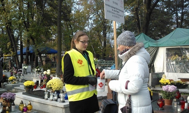 Katowice. Archidiecezjalny Dom Hospicyjny św. Jana Pawła II kwestuje na cmentarzach