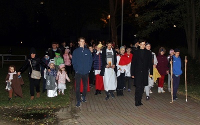 Każdy święty chodzi uśmiechnięty... po osiedlu