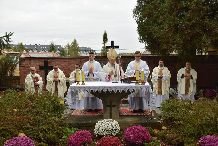 Msza św. na cmentarzu katedralnym w Sandomierzu