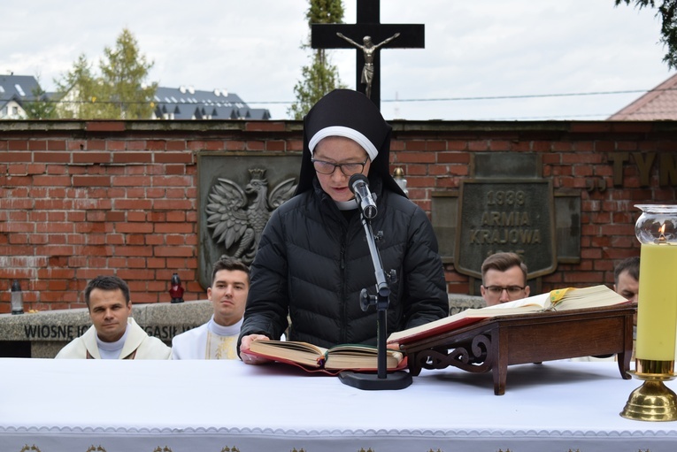 Msza św. na cmentarzu katedralnym w Sandomierzu