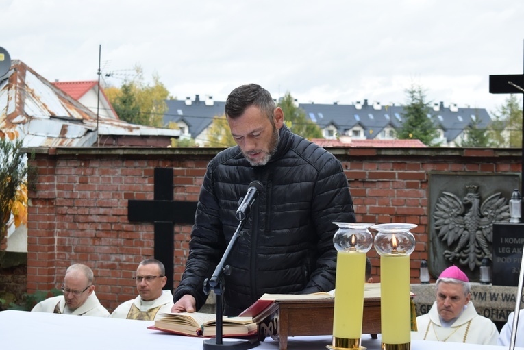 Msza św. na cmentarzu katedralnym w Sandomierzu