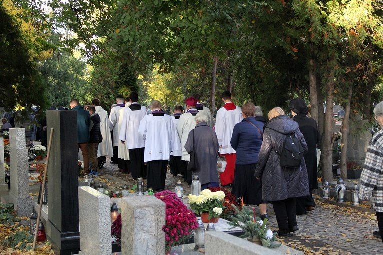 Uroczystość Wszystkich Świętych na cmentarzu św. Wawrzyńca przy ul. Bujwida