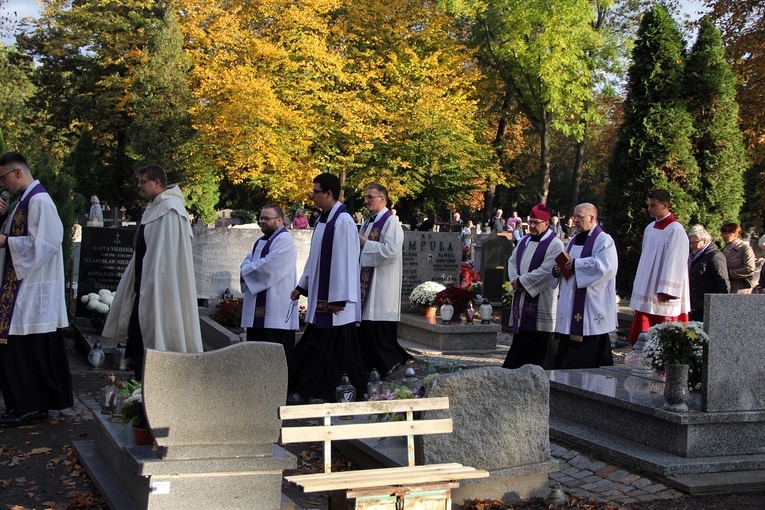 Uroczystość Wszystkich Świętych na cmentarzu św. Wawrzyńca przy ul. Bujwida