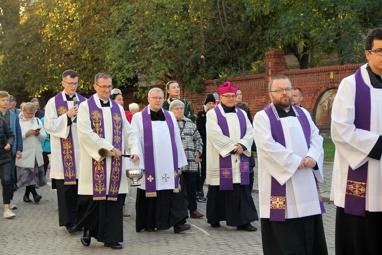 Uroczystość Wszystkich Świętych na cmentarzu św. Wawrzyńca przy ul. Bujwida