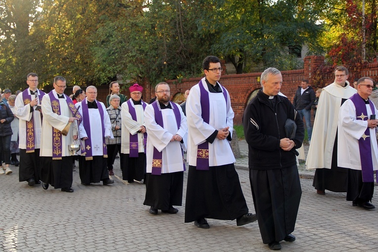 Uroczystość Wszystkich Świętych na cmentarzu św. Wawrzyńca przy ul. Bujwida
