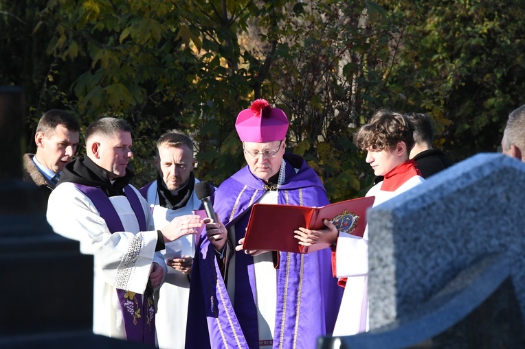 Procesja na cmentarzu Bródnowskim