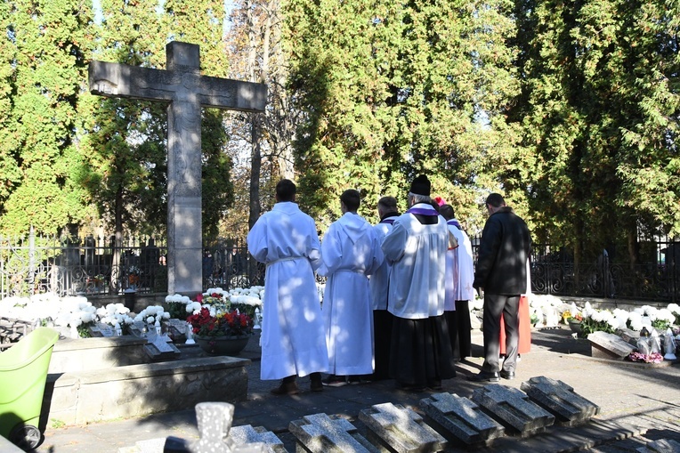 Procesja na cmentarzu Bródnowskim