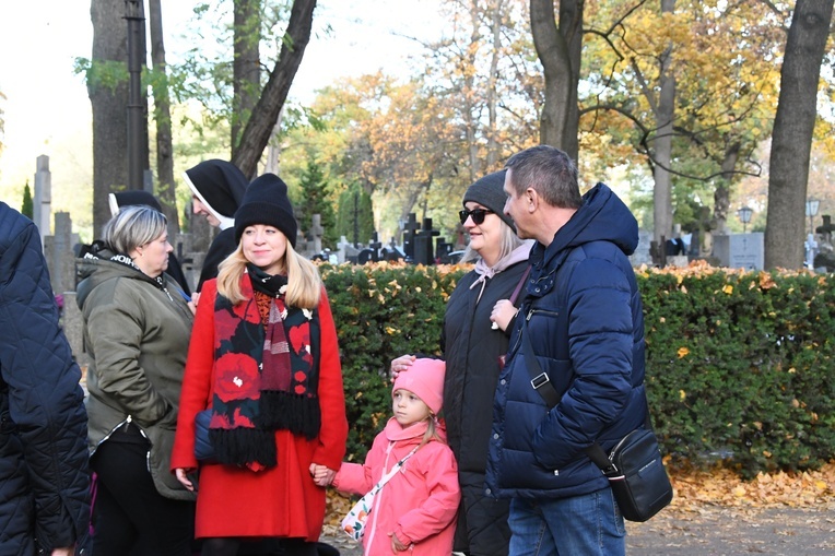 Procesja na cmentarzu Bródnowskim