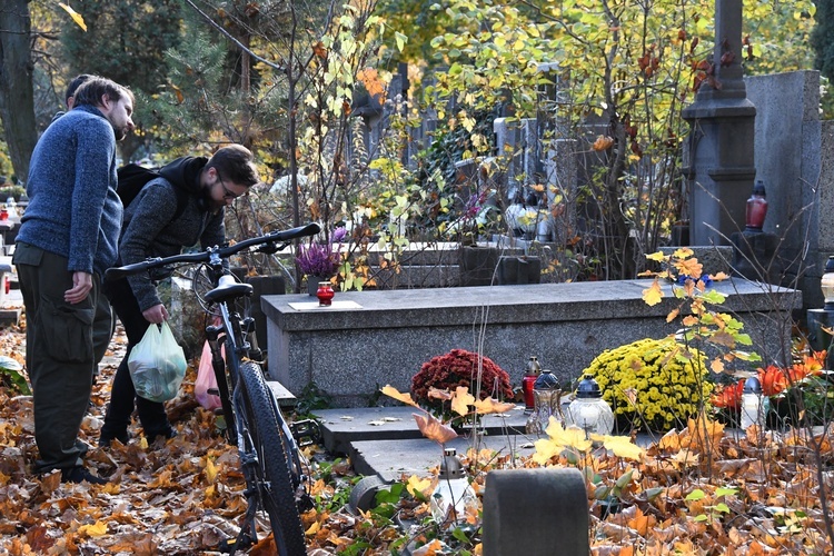 Procesja na cmentarzu Bródnowskim