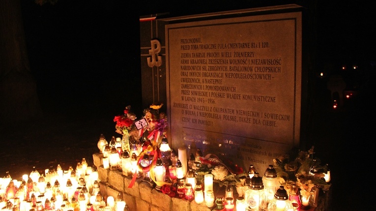 Cmentarz Osobowicki po zmroku 1 listopada
