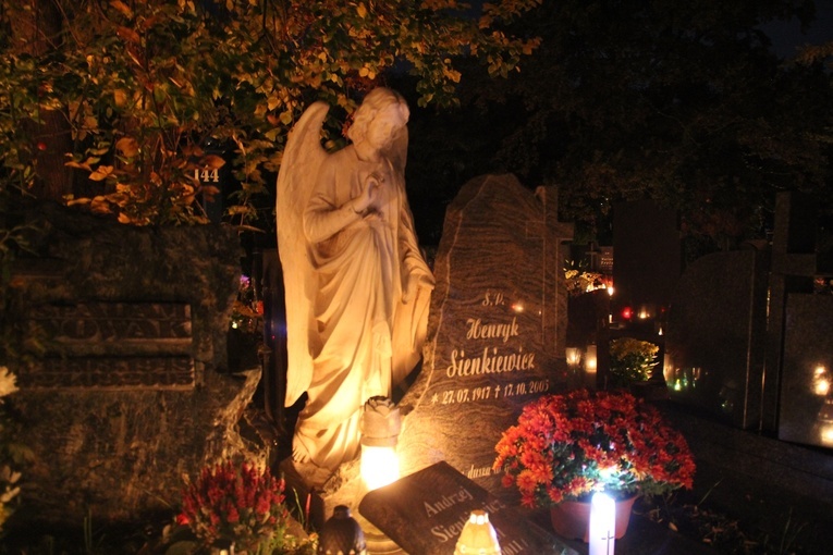 Cmentarz Osobowicki po zmroku 1 listopada