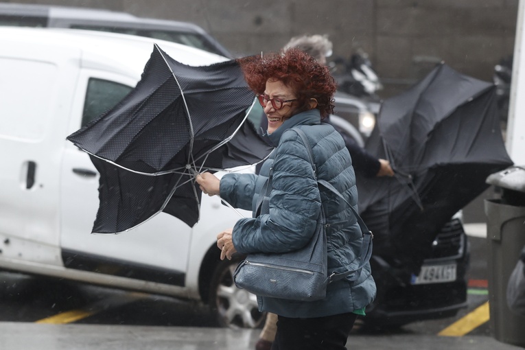 Francja/ Burza Ciaran szaleje nad krajem: zabity kierowca, 15 rannych osób i zakłócony transport