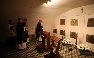 Modlitwa w kryptach bazyliki katedralnej.