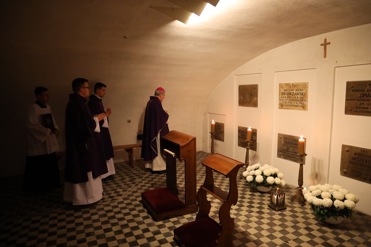 Modlitwa w kryptach bazyliki katedralnej.