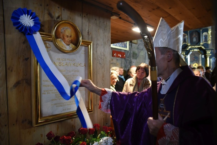 Tablica ks. Stanisława Kukli w Podolu