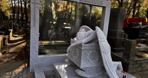 Bp Piotr Jarecki poświęcił Grób Dzieci Utraconych na Starych Powązkach