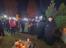 Prosili i dziękowali na cmentarzu