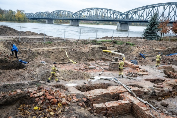 Toruń: Wypompowywanie wody z kompleksu św. Ducha